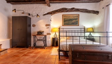 Resa Estates vastgoed te koop Ibiza Geraldine finca san lorenzo noorden bedroom 8.jpg